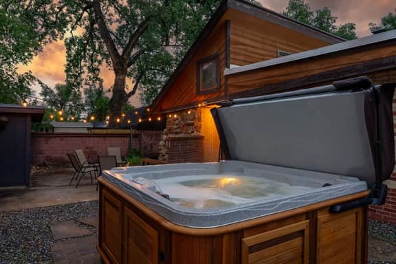 Mid-Mod Vibes 15 min to Den & Red Rocks w Hot Tub
